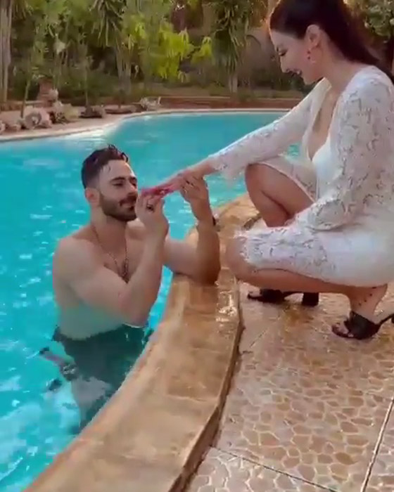 فيديو: الراقصة صافيناز تطلق زغرودة خطوبتها في حمام السباحة: العريس خرج من الماء والبسها الخاتم! صورة رقم 2