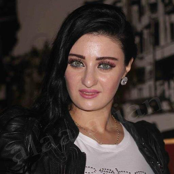 فيديو: الراقصة صافيناز تطلق زغرودة خطوبتها في حمام السباحة: العريس خرج من الماء والبسها الخاتم! صورة رقم 6