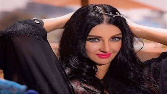 فيديو: الراقصة صافيناز تطلق زغرودة خطوبتها في حمام السباحة: العريس خرج من الماء والبسها الخاتم! صورة رقم 7
