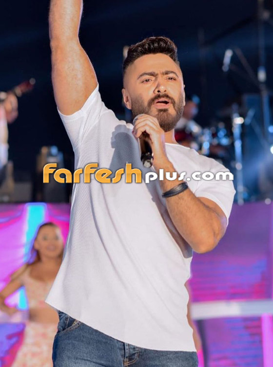فيديو وصور: تامر حسني يمازح زوجين في حفله الأخير: 