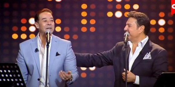 فيديو هاني شاكر يفجّر مفاجأة: عمرو دياب تنازل لي عن اغنية بتحبيه!  صورة رقم 2
