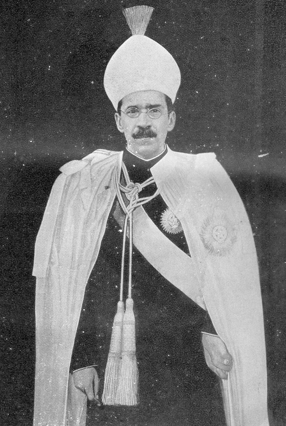 الرجل الذي كان يحيك جواربه ولا يغير عمامته رغم أنه كان الأغنى بالعالم صورة رقم 9
