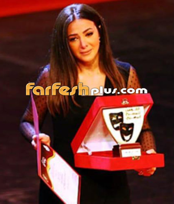 فيديو: دنيا سمير غانم تنهار باكية أثناء تسلم تكريم والديها صورة رقم 4