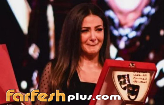 فيديو: دنيا سمير غانم تنهار باكية أثناء تسلم تكريم والديها صورة رقم 5