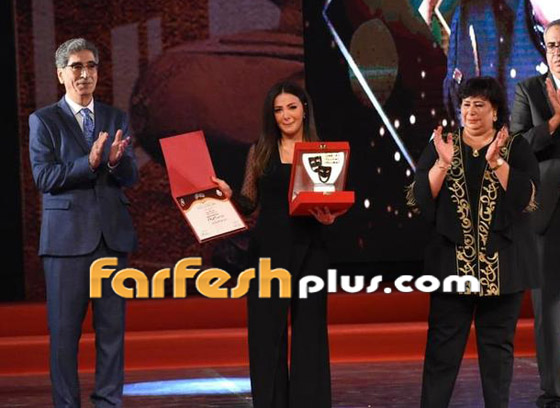 فيديو: دنيا سمير غانم تنهار باكية أثناء تسلم تكريم والديها صورة رقم 6