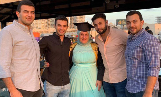 4 شبان مصريين يحتفلون بتزويج والدتهم وتخرجها من الجامعة صورة رقم 5