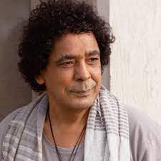 فيديو: محمد منير يحتفل بميلاده ال67. ما سر تعلق الناس به 45 عاما؟  صورة رقم 2