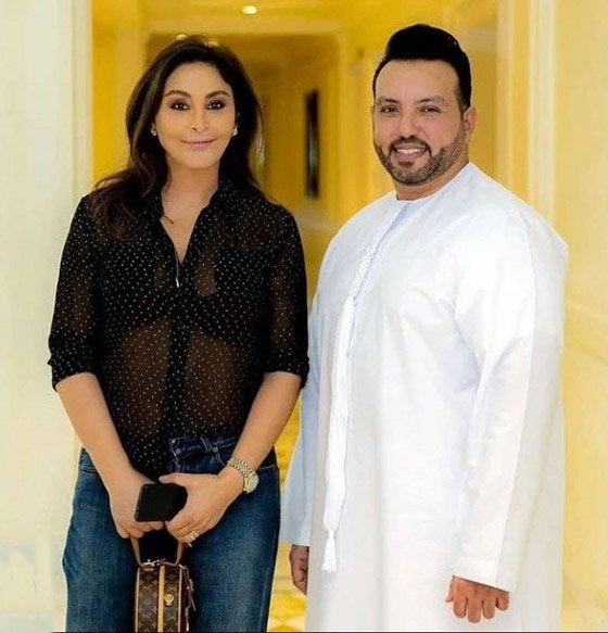 إليسا تخطف الانظار بقميص اسود شفاف وحمالة صدر حمراء! صورة رقم 2