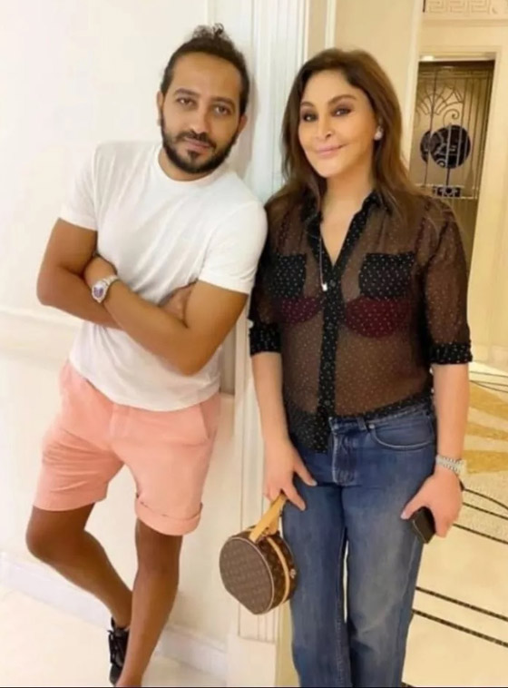 إليسا تخطف الانظار بقميص اسود شفاف وحمالة صدر حمراء! صورة رقم 1