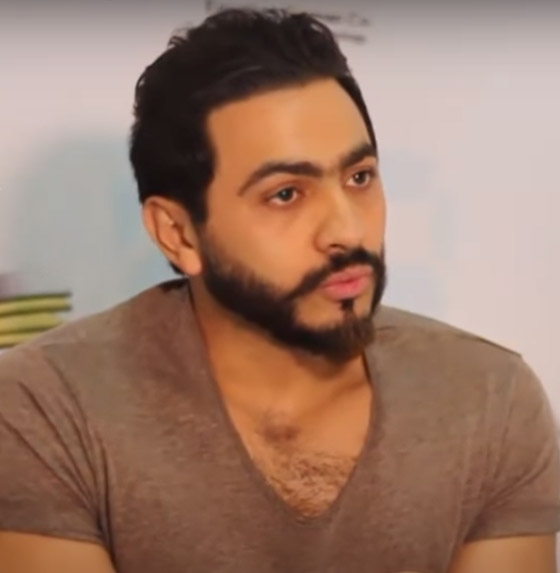فيديو : تامر حسني يتأثر باستغاثة أمّ ل 5 اولاد لديهم امراض مزمنة ويقدم لها المساعدة صورة رقم 3