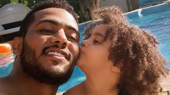 فيديو: ابنة محمد رمضان تغني وترقص معه على المسرح وتهتف: نحن من أفريقيا صورة رقم 3