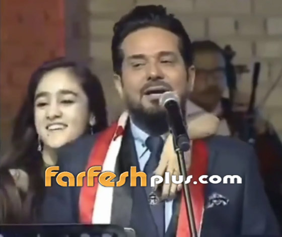 فيديو: فتاة تقتحم المسرح في حفل حاتم العراقي.. وهذه ردة فعله صورة رقم 2