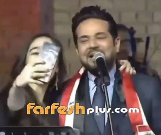 فيديو: فتاة تقتحم المسرح في حفل حاتم العراقي.. وهذه ردة فعله صورة رقم 3