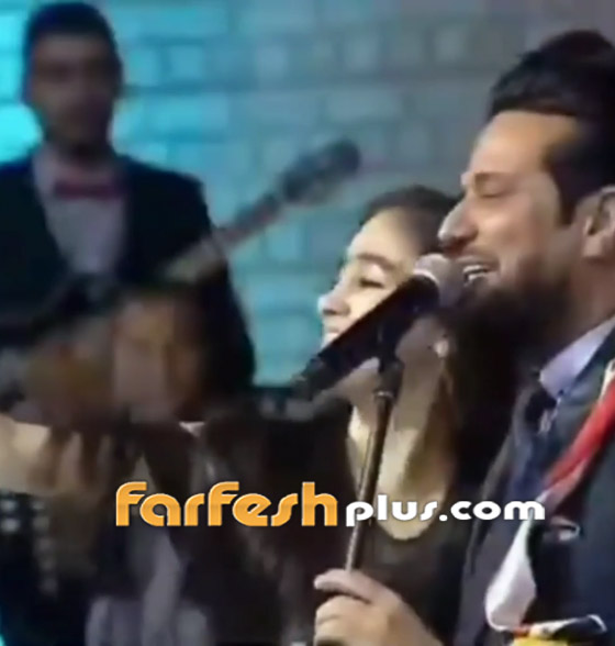 فيديو: فتاة تقتحم المسرح في حفل حاتم العراقي.. وهذه ردة فعله صورة رقم 4