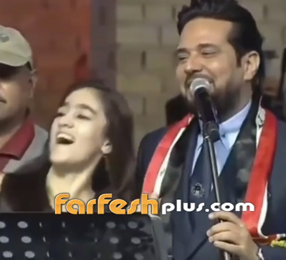 فيديو: فتاة تقتحم المسرح في حفل حاتم العراقي.. وهذه ردة فعله صورة رقم 5
