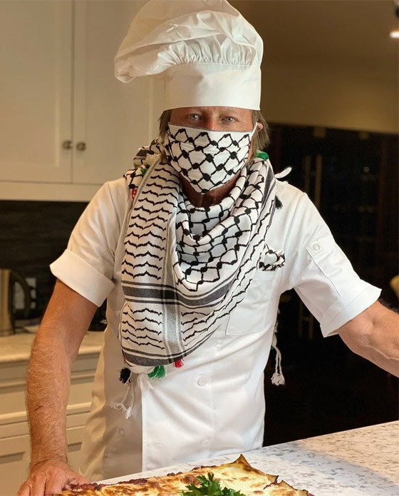صور: والد جيجي حديد شيف فلسطيني بالكوفية.. هل تجاهل المشاكل العائلية؟ صورة رقم 1