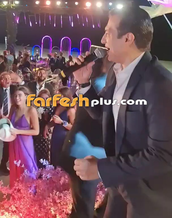 بالفيديو: إيهاب توفيق يغني بحفل زفاف ابنة هشام عباس.. شاهد جمال العروسة صورة رقم 4