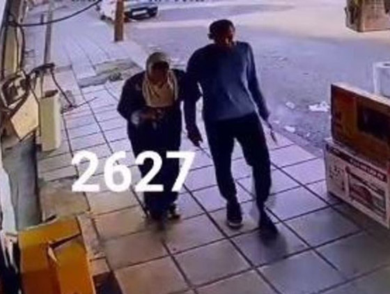 فيديو: والدة قاتل تحاول تهريبه بعد قتله شقيقين طعنا وجرح والدهما بالأردن صورة رقم 1