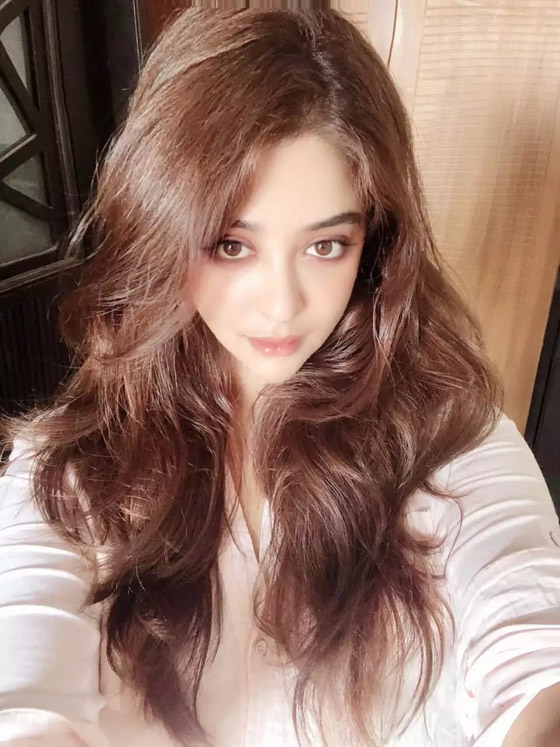 فنانة هندية تتعهد بالتبرع بشعرها للأطفال مرضى السرطان بمناسبة يوم ميلادها صورة رقم 2