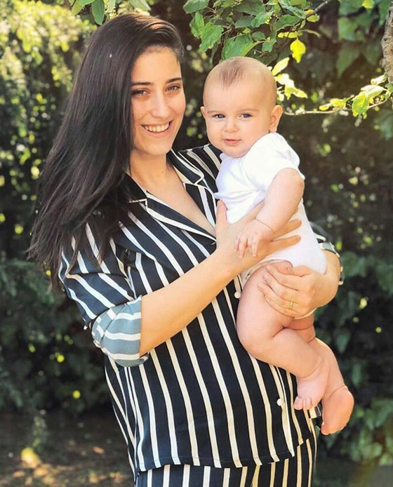 هازال كايا تؤمن بالعين والحسد ولهذا تغسل ابنها بالخل وتحرق عشبة الميرمية! صورة رقم 2