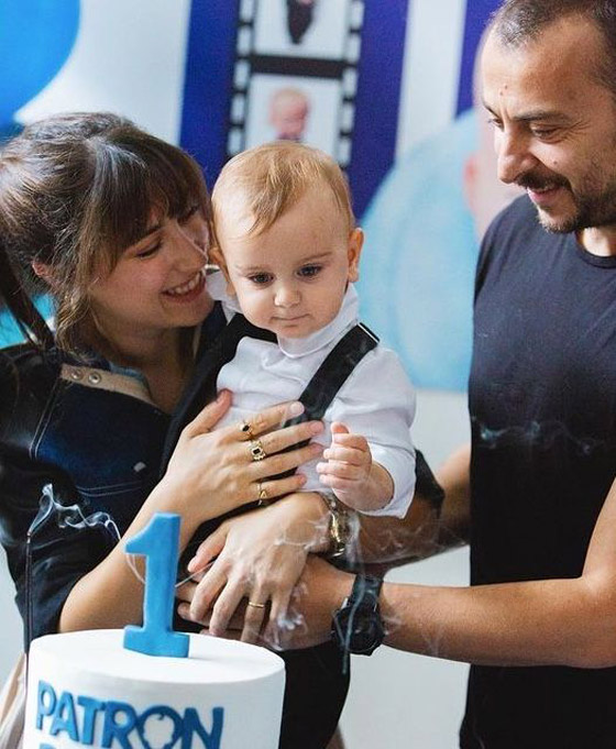 هازال كايا تؤمن بالعين والحسد ولهذا تغسل ابنها بالخل وتحرق عشبة الميرمية! صورة رقم 3