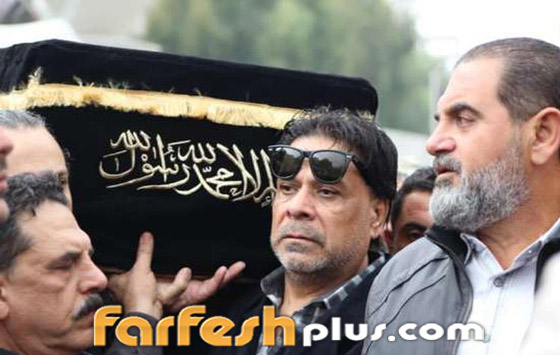 النجوم ينهارون بالبكاء خلال تشييع جثمان زهير رمضان وشقيقه يكشف لحظاته الأخيرة صورة رقم 4