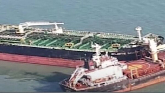 تسرب نفط جراء تصادم سفينتين قبالة السواحل الهندية صورة رقم 1