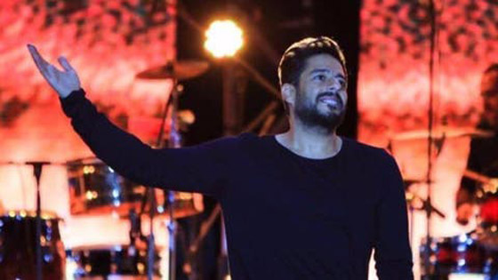 فيديو وصور محمد حماقي وموقف محرج: معجب يرمي هاتف على رأسه! صورة رقم 5