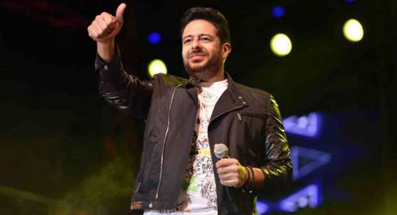 فيديو وصور محمد حماقي وموقف محرج: معجب يرمي هاتف على رأسه! صورة رقم 6