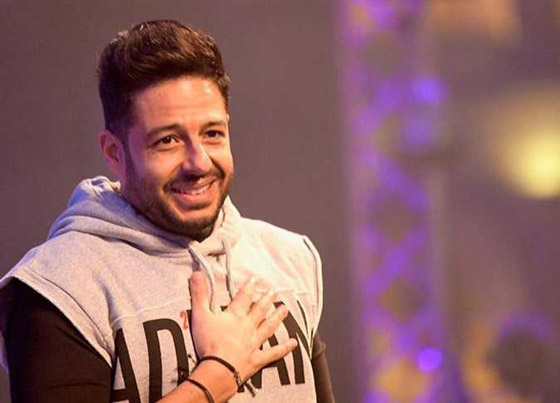 فيديو وصور محمد حماقي وموقف محرج: معجب يرمي هاتف على رأسه! صورة رقم 7