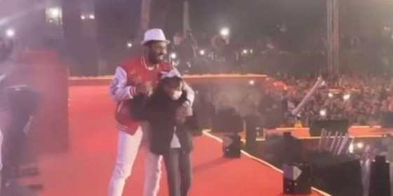 فيديو  تاليا تامر حسني تفاجئ والدها بالصعود على المسرح وترقص معه لاول مره صورة رقم 3