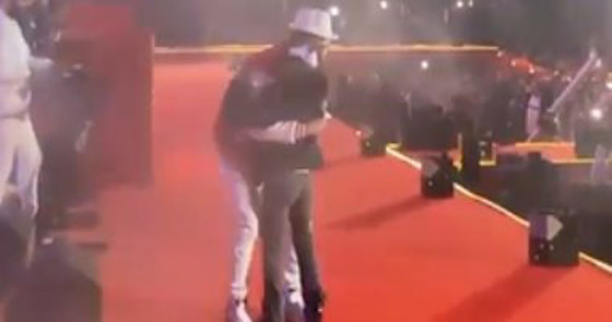 فيديو  تاليا تامر حسني تفاجئ والدها بالصعود على المسرح وترقص معه لاول مره صورة رقم 4