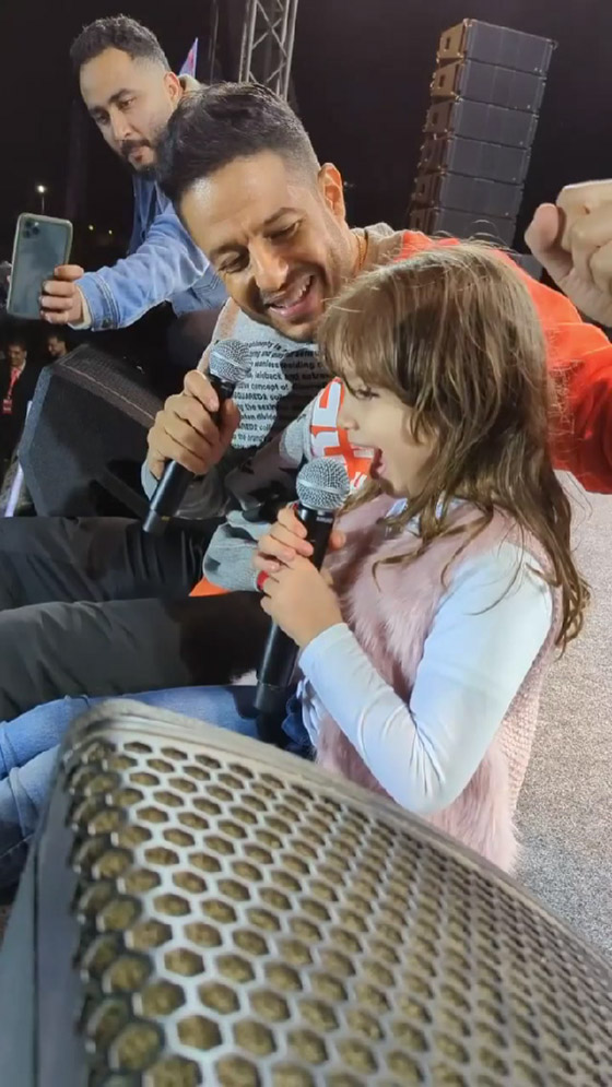 فيديو محمد حماقي يتسبب ببكاء طفلة صغيرة فيدعوها للغناء معه على المسرح صورة رقم 7