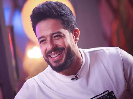 فيديو محمد حماقي يتسبب ببكاء طفلة صغيرة فيدعوها للغناء معه على المسرح صورة رقم 9