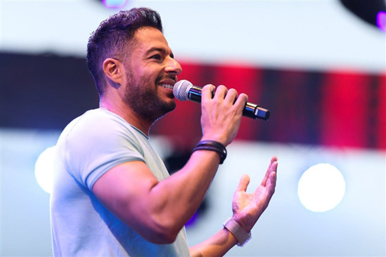 فيديو محمد حماقي يتسبب ببكاء طفلة صغيرة فيدعوها للغناء معه على المسرح صورة رقم 10