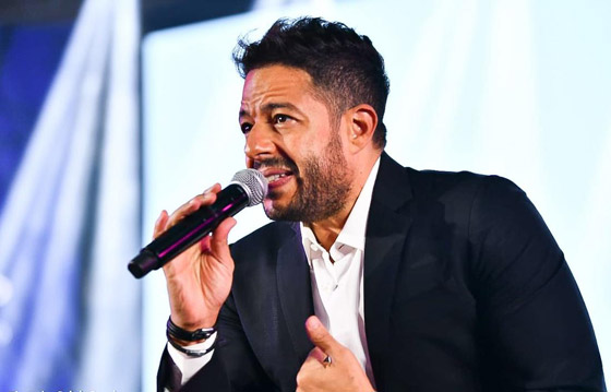 فيديو محمد حماقي يتسبب ببكاء طفلة صغيرة فيدعوها للغناء معه على المسرح صورة رقم 11