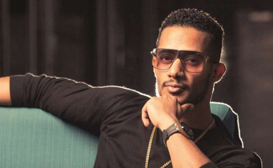 فيديو صادم: شيخ عراقي يشتم محمد رمضان ويصفه بـ