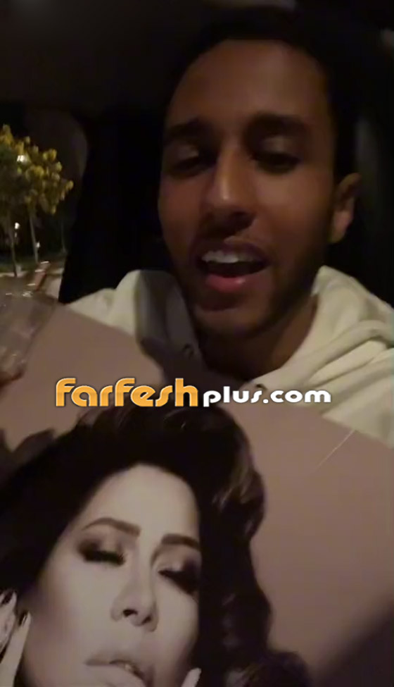 فيديو: شيرين عبد الوهاب تفاجئ معجبا بها وتستقبله بمنزلها وتهديه صورتها وعطرها الخاص صورة رقم 1