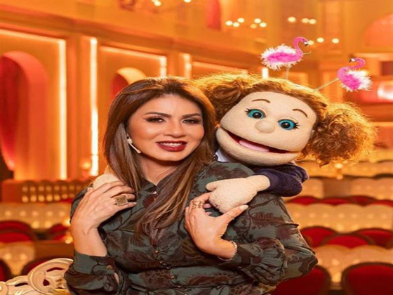 فيديو: نجلاء بدر تقلد الراقصات فيفي عبده ودينا مع أبلة فاهيتا صورة رقم 1