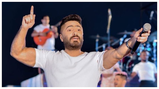 فيديو: تامر حسني وموقف طريف على المسرح: أخذ هاتف معجب وردّ على المتصل بخفة دم! صورة رقم 1