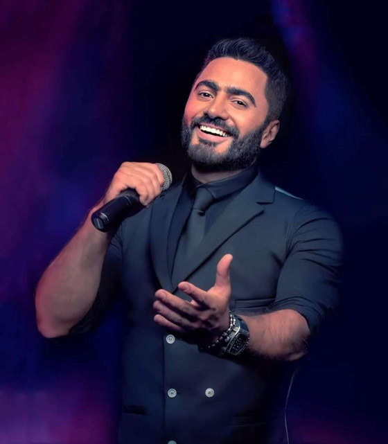 فيديو: تامر حسني وموقف طريف على المسرح: أخذ هاتف معجب وردّ على المتصل بخفة دم! صورة رقم 6