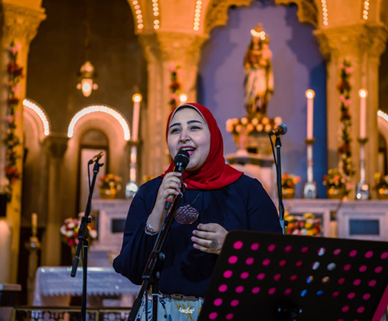 فيديو وصور أول مصرية مسلمة محجبة ترنم أغاني الكريسماس بكاتدرائية في نيويورك صورة رقم 5
