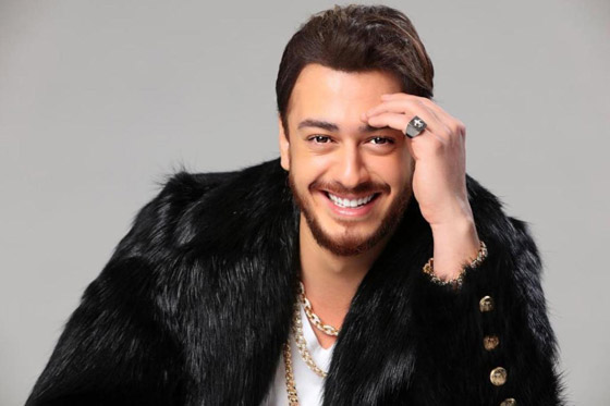 صور وفيديو :الفنان سعد المجرد يثير الجدل جراء إطلالته الغريبة في حفل بدبي صورة رقم 7