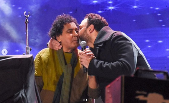 بالفيديو - مفاجأة غير متوقعة لمحمد منير على المسرح.. شاهدوا ما حصل صورة رقم 2