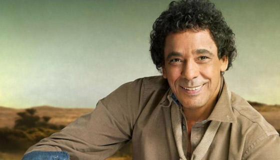 بالفيديو - مفاجأة غير متوقعة لمحمد منير على المسرح.. شاهدوا ما حصل صورة رقم 4