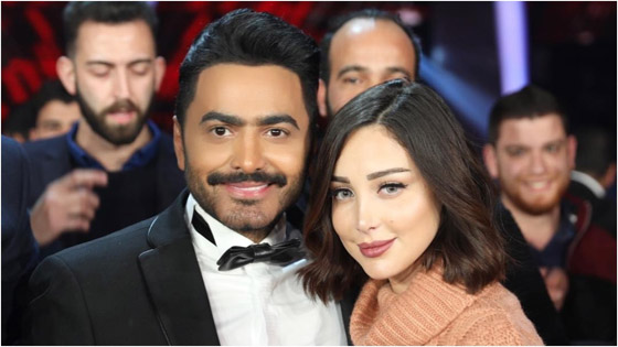 تامر حسني يحتفل مع زوجته بالساحل الشمالي.. والجمهور ينتقد حركات الأخيرة صورة رقم 1