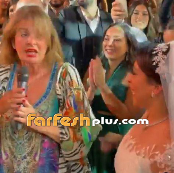 فيديو: يسرا تغني (3 دقات) و(جت الحرارة) بحفل زفاف إسراء صورة رقم 4