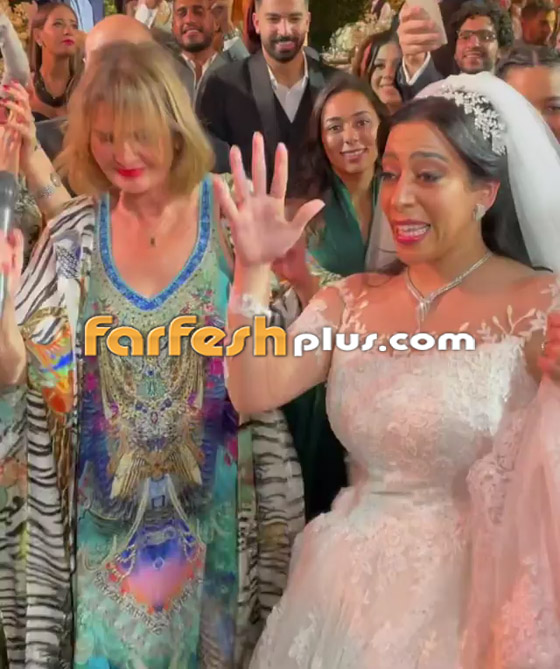 فيديو: يسرا تغني (3 دقات) و(جت الحرارة) بحفل زفاف إسراء صورة رقم 6