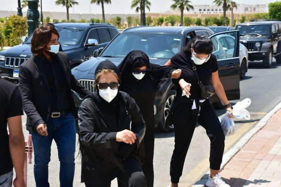 بالفيديو والصور: تشييع دلال عبد العزيز بحضور النجوم.. إيمي ودنيا منهارتان صورة رقم 10