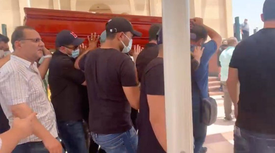 بالفيديو والصور: تشييع دلال عبد العزيز بحضور النجوم.. إيمي ودنيا منهارتان صورة رقم 4